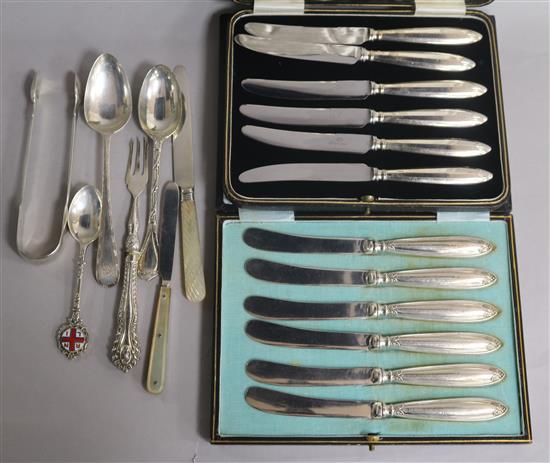 Two cased sets of silver silver handled cake knives and minor flatware including a pair of Georgian silver sugar tongs.